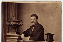 [Hombre apoyado en una balaustrada]