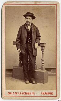 [Hombre de levita y sombrero apoyado en una balaustrada]