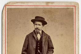 [Hombre de levita y sombrero apoyado en una balaustrada]