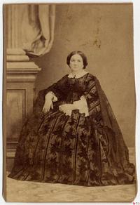 [Dama sentada, sostiene un pañuelito en su mano]