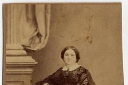 [Dama sentada, sostiene un pañuelito en su mano]