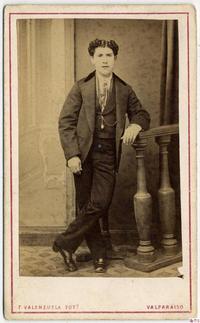 [Joven de pie apoyado en una balaustrada]