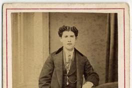 [Joven de pie apoyado en una balaustrada]