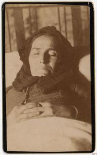 [Imagen post mortem de una señora en su cama]