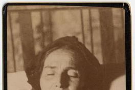 [Imagen post mortem de una señora en su cama]