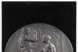 [Medalla de oro, Premio Nóbel, acuñada con su nombre y el año en que Gabriela Mistral, recibe el Premio Nóbel de Literatura (G. Mistral MCMXLV)]