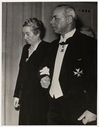 [Gabriela Mistral, del brazo de Anders Osterling, secretario de la Academia Sueca, ingresa al Palacio de Conciertos de Estocolmo, el día 10 de diciembre de 1945, para ser distinguida con el Premio Nóbel de Literatura]