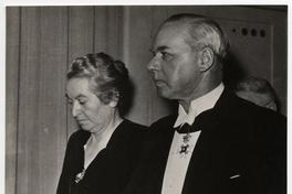 [Gabriela Mistral, del brazo de Anders Osterling, secretario de la Academia Sueca, ingresa al Palacio de Conciertos de Estocolmo, el día 10 de diciembre de 1945, para ser distinguida con el Premio Nóbel de Literatura]