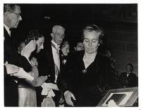 [Fiesta del Nóbel en el Palacio de los Conciertos: Gabriela Mistral, se retira en medio de aplausos, luego de ser distinguida con el Premio Nóbel de Literatura]