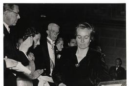 [Fiesta del Nóbel en el Palacio de los Conciertos: Gabriela Mistral, se retira en medio de aplausos, luego de ser distinguida con el Premio Nóbel de Literatura]