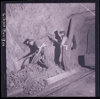 [Mineros en el subterráneo de la mina de carbón de Lota]