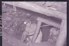 [Mineros en la galería subterránea de la mina]