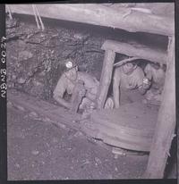 [Minero en la galería subterránea de la mina]