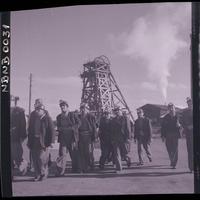 [Grupo de mineros en el exterior de la mina]