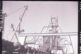 [Carbón conducido por la cinta transportadora hasta el cargador móvil, instalado en el extremo del muelle de embarque]