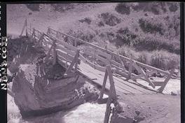 [Puentecito de madera en el terreno de la mina de Lota]