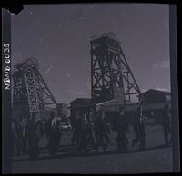 [Grupo de mineros en el exterior de la mina]