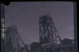 [Grupo de mineros en el exterior de la mina]