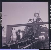 [Carbón conducido por la cinta transportadora hasta el cargador móvil, instalado en el extremo del muelle de embarque]