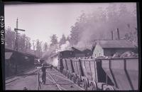 [Transporte del carbón por arrastre en vagones de acarreo por medio de locomotora]