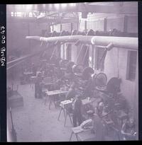 [Obreros trabajando en la elaboración de cerámica, en la sala de máquinas]