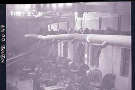 [Obreros trabajando en la elaboración de cerámica, en la sala de máquinas]