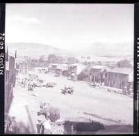 [Campesinos con sus carretas de bueyes en un poblado]