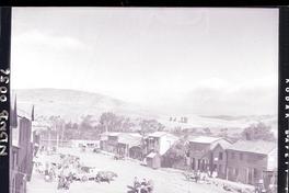 [Campesinos con sus carretas de bueyes en un poblado]