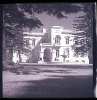 [Vista del frontis y de la Venus en el Baño de Allegrain en la pileta central del Parque de Lota]