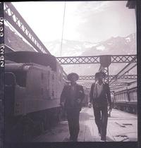 [Trabajadores mineros junto a ferrocarril minero]