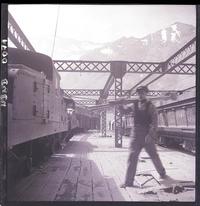 [Trabajador minero junto a ferrocarril minero]