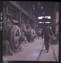 [Minero y maquinaria al interior de la mina]