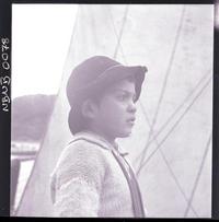 [Niño junto a un bote a vela]