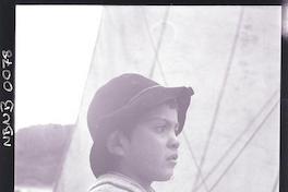 [Niño junto a un bote a vela]
