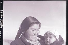 [Mujer mapuche con su hijo en brazos]