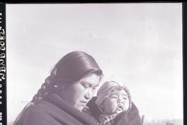 [Mujer mapuche con su hijita en brazos]