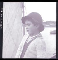 [Niño en un bote a vela]