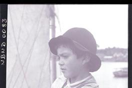 [Niño en un bote a vela]