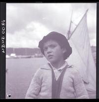 [Niño en un bote a vela]