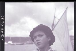 [Niño en un bote a vela]