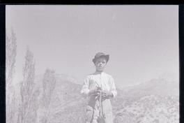 [Niño con una honda en sus manos, en el campo]