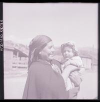 [Mujer mapuche con su hijita en brazos]
