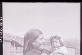 [Mujer mapuche con su hijita en brazos]