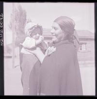 [Mujer mapuche con su hijita en brazos]
