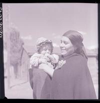 [Mujer mapuche con su hijita en brazos]