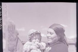 [Mujer mapuche con su hijita en brazos]