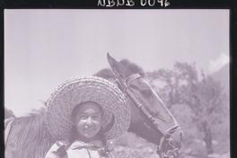 [Niña campesina junto a un caballo, en el campo]