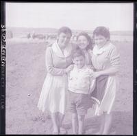 [Grupo familiar en el campo]