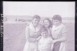 [Grupo familiar en el campo]