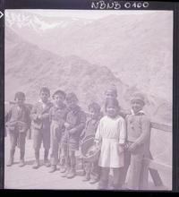 [Grupo de niños en un puente]